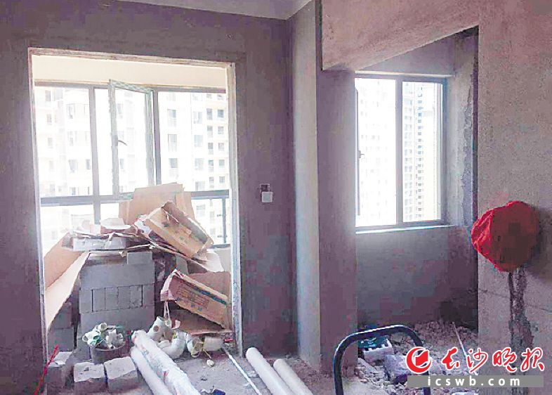 正在违规改建的群租房内建材堆积,凌乱不堪。长沙晚报实习生 高雅兰 全媒体记者 谢春年 摄影报道