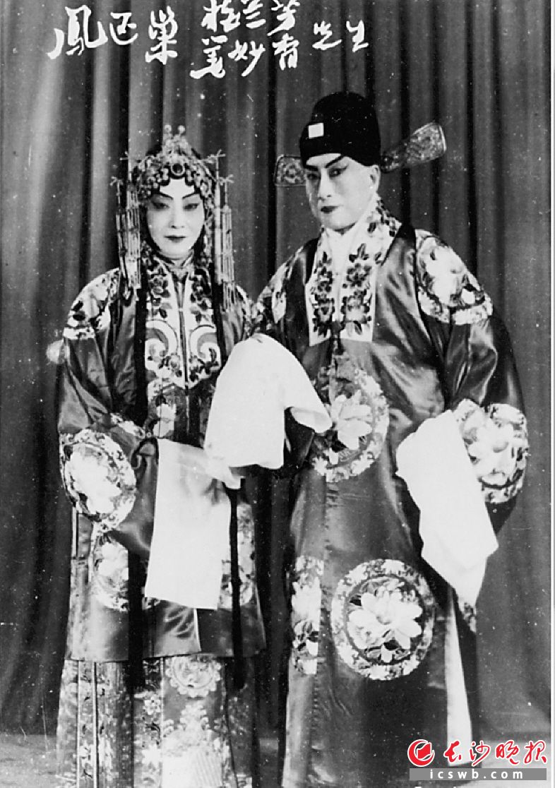 1956年，梅兰芳（左）在长沙演出《凤还巢》。萧伯訚 摄