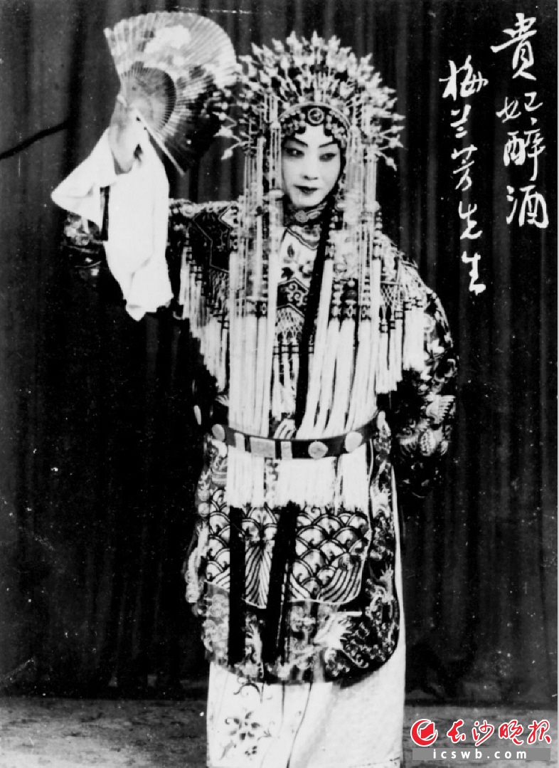 1956年，梅兰芳在长沙演出《贵妃醉酒》。萧伯訚 摄