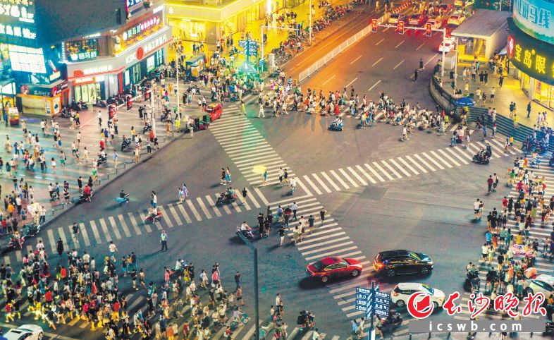 华灯初上，长沙五一商圈川流不息的人群。长沙晚报全媒体记者 邹麟 摄