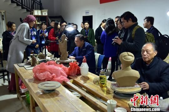外媒记者采访非物质文化“长沙铜官窑烧制技艺”传承人。 刘着之 摄