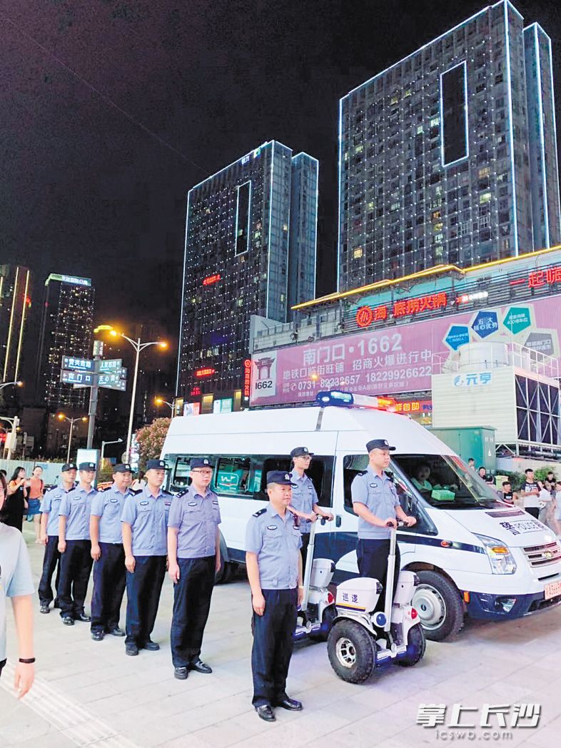 9月13日晚，坡子街派出所民警正在集合，准备巡逻。长沙晚报全媒体记者 邓艳红 摄