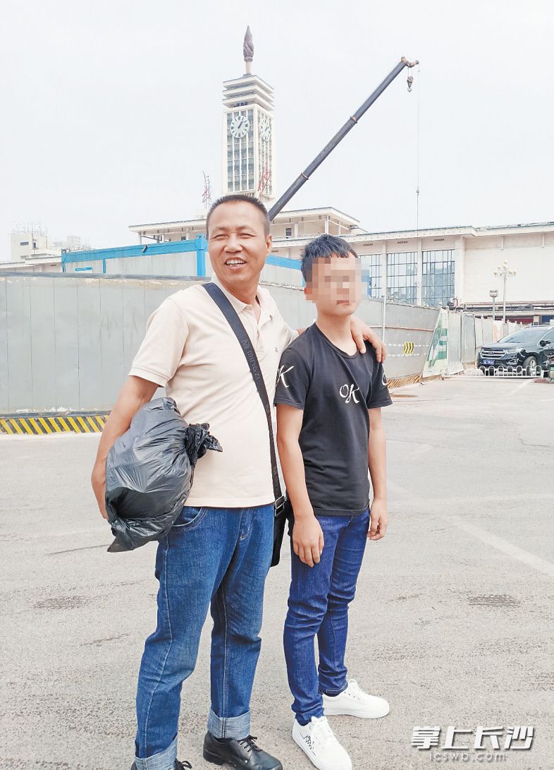 9月16日下午，袁松柏开心地带着儿子准备搭乘火车回家。长沙晚报全媒体记者 石祯专 摄