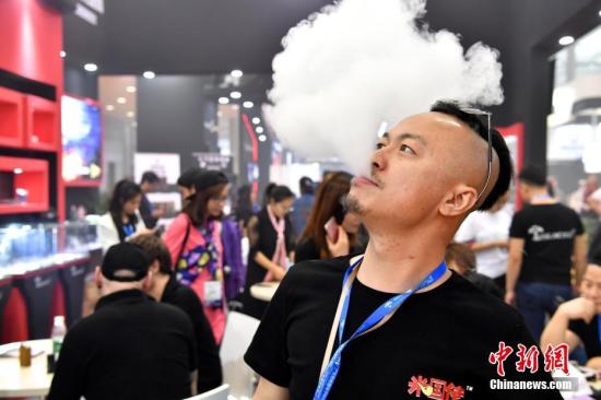 资料图:烟民使用电子烟吐雾。 <a target='_blank' href='http://www.chinanews.com/'>中新社</a>记者 陈文 摄