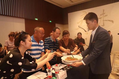 265道美食角逐“寻味凯悦”厨艺大赛 湘菜泰斗现场点赞