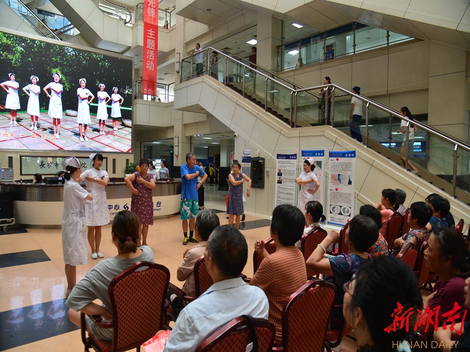 图为医护人员教市民跳淋巴自检操。