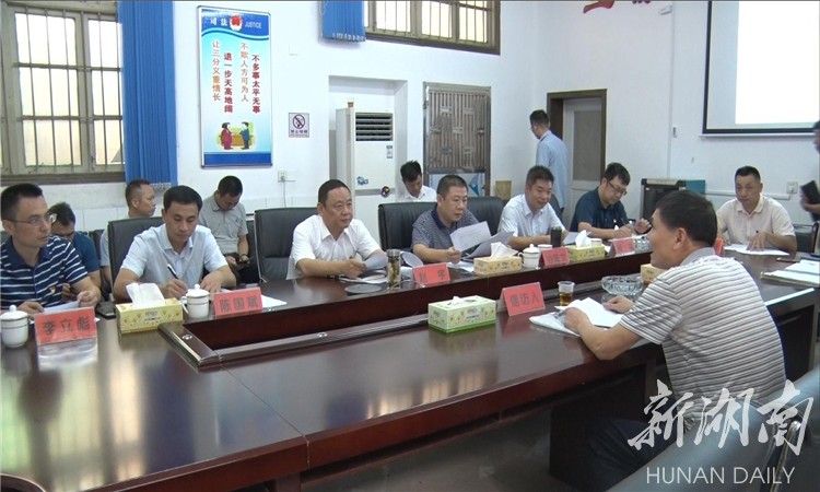 县领导谷陆文,陈国斌,周雄参加接访活动.