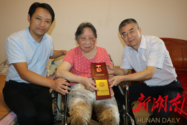 民盟长沙市委主委张庆和、民盟长沙市委专职副主委李兰宏与老盟员蒋镜榕进行亲切交流