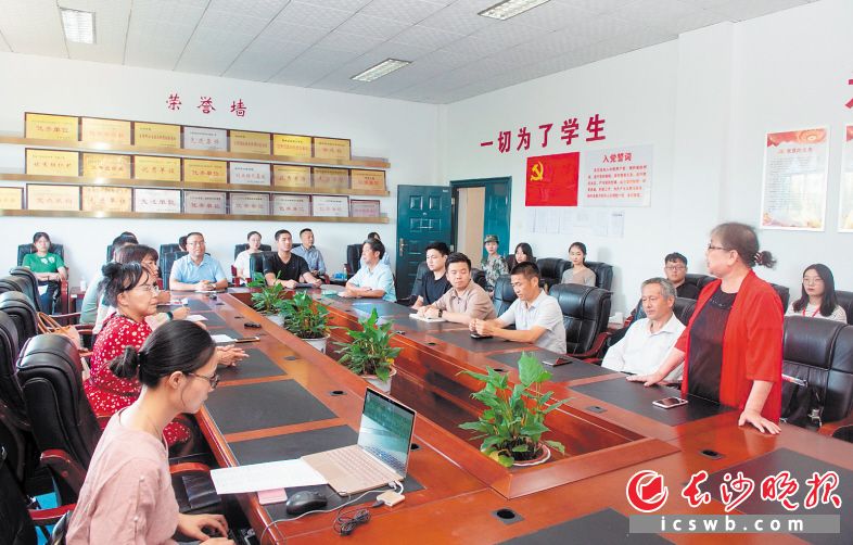 ←9月20日下午,第448期《你说话吧》在湖南农业大学文渊馆举行,话友们就《学生追星,该追什么样的明星》积极发表自己的观点。长沙晚报全媒体记者 邹麟 摄
