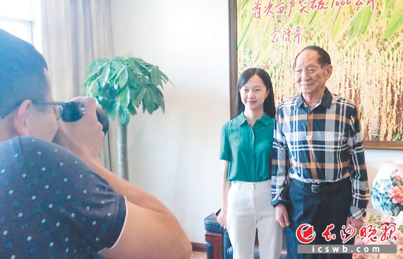 一位年轻记者刚见到“90后”中国工程院院士、世界杂交水稻之父袁隆平就秒变“粉丝”。长沙晚报全媒体记者 邹麟 摄