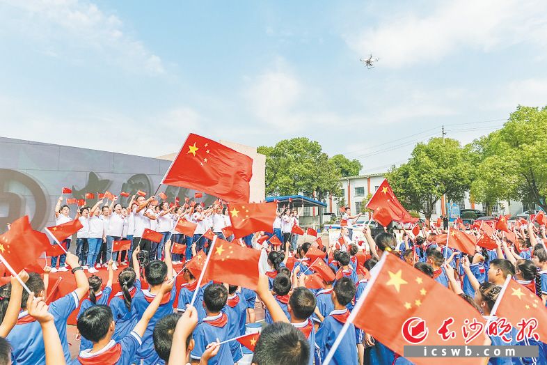 天心区披塘小学师生载歌载舞，共同庆祝新中国成立70周年。