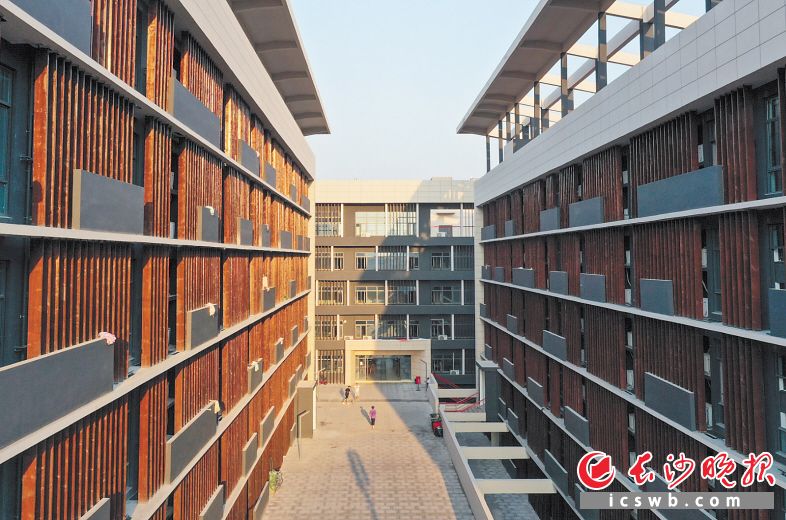 9月12日，湖南工艺美术学院第一批1200多名湘绣与工艺美术专业的新生，来到了湘绣科教园校区报到上课，正式拉开校企融合的序幕，图为校区内景。邹麟摄（除署名外均为文舜供图）