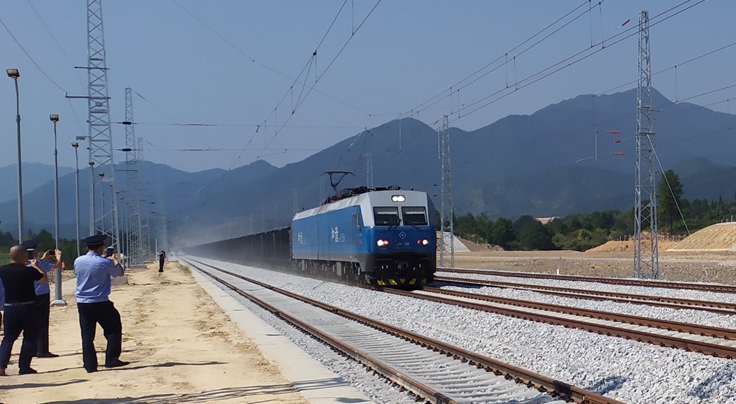 9月29日10时30分许，浩吉铁路首发列车驶入浏阳东站。长沙晚报通讯员 罗方平 摄