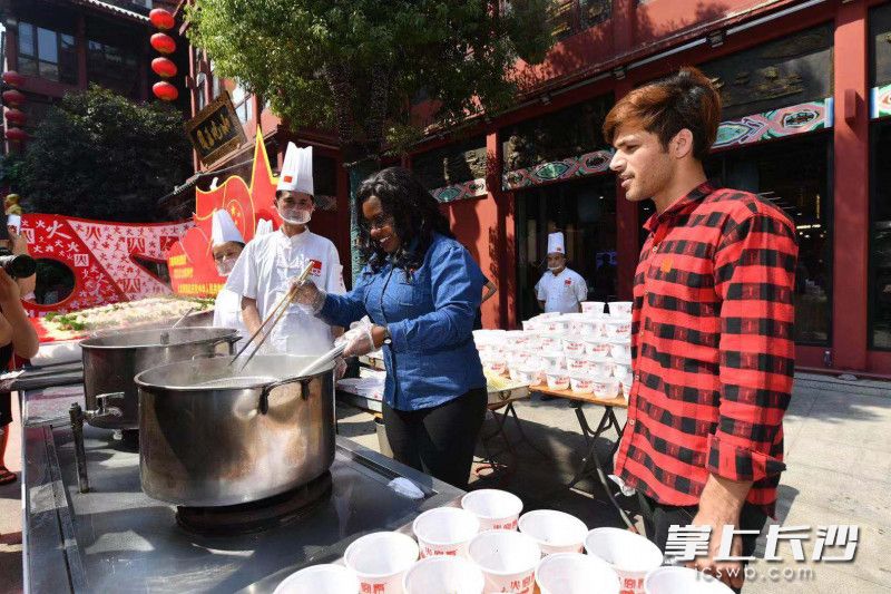 “我爱吃中国面，我还会做中国面！”在长留学生分享国庆喜悦。