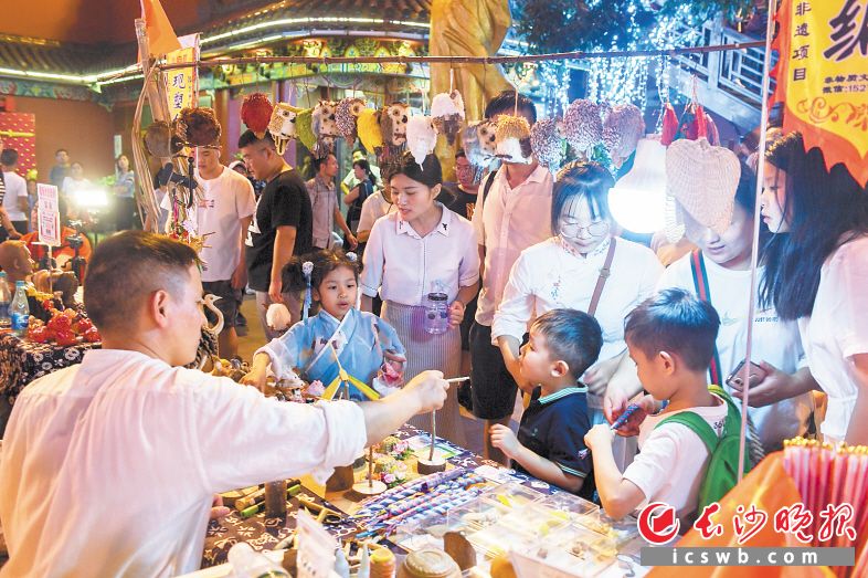 国内外众多游客来打卡 长沙假日夜经济:燃! 新湖南www.hunanabc.com