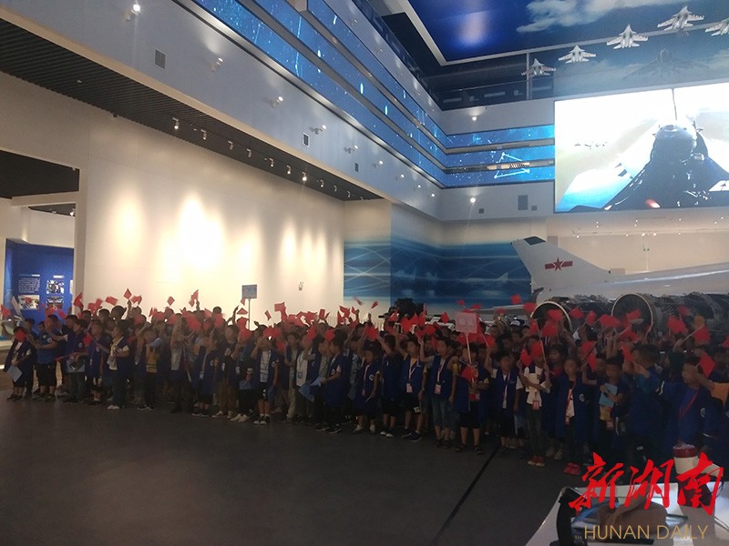 燃!湖南航空馆快闪童声演绎“歌唱祖国” 新湖南www.hunanabc.com