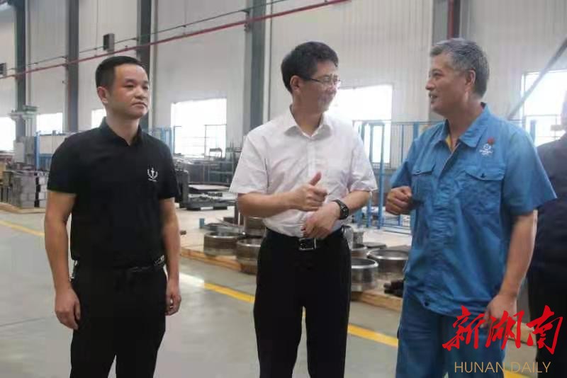 刘事青看望“全国劳动模范”何东升 新湖南www.hunanabc.com