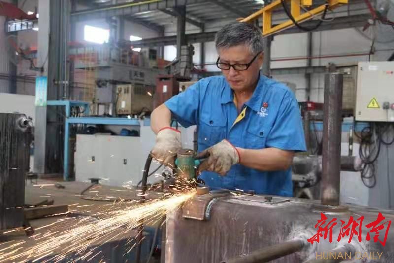 刘事青看望“全国劳动模范”何东升 新湖南www.hunanabc.com