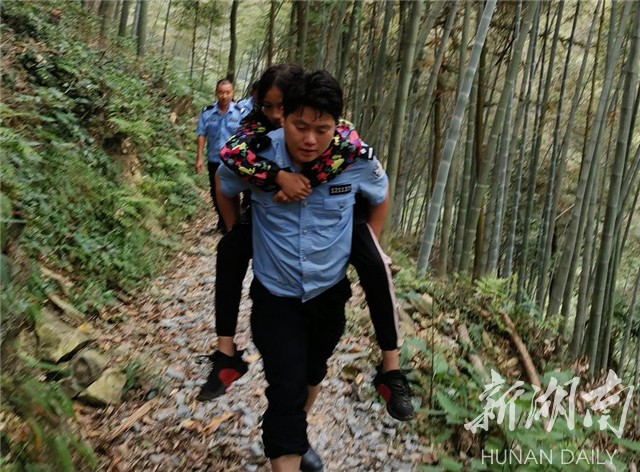 大山里的生死救援 新湖南www.hunanabc.com