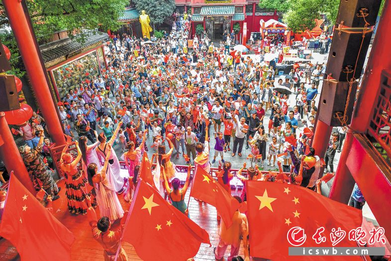 充满民俗味道的火宫殿庙会吸引了众多游客。长沙晚报全媒体记者 陈飞 摄