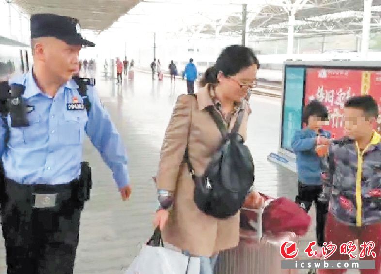 民警将孩子带回，孩子在岳阳东站与其母亲会合。警方供图