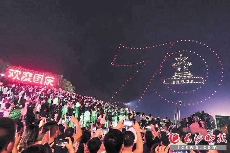 刚刚过去的黄金周，松雅湖上空上演无人机激光秀，致敬城市，表白祖国。