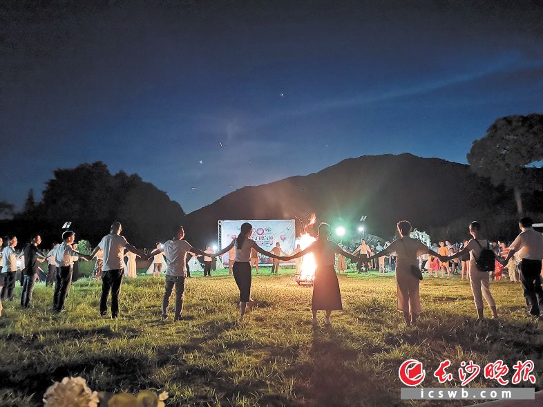 慧润民宿的夜，是星空下的肆意狂欢。
