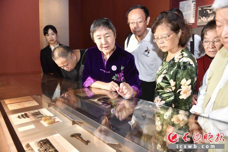 10月9日，程瑜女士（左三）在长沙博物馆介绍此次捐献的程潜先生遗物。长沙晚报全媒体记者 余劭劼 摄