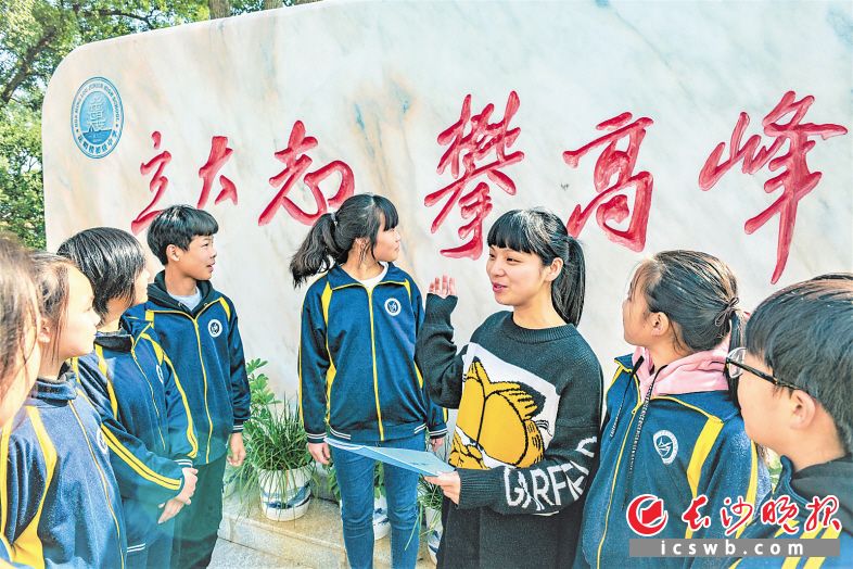 ↑在刘少奇名言“立大志 攀高峰”的石刻前,宁乡花明楼中学的师生们正在畅谈“中国梦”。长沙晚报全媒体记者 陈飞 张禹 摄影报道