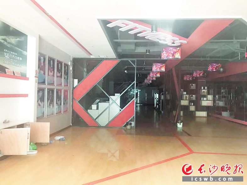 透过玻璃门，记者拍摄的乐享健身店内画面。长沙晚报全媒体记者 张洋子 摄