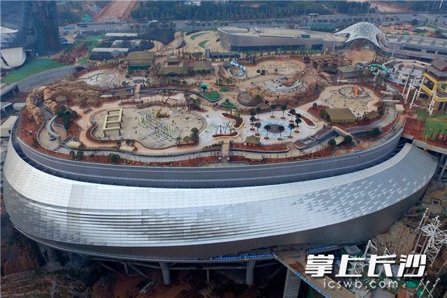 在冰雪世界顶部，是一个面积7.2万平方米的欢乐水寨。
