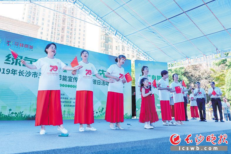 为庆祝新中国成立70周年，暮云的各个社区活动一个接一个，居民们积极参与歌唱祖国。陈飞 摄
