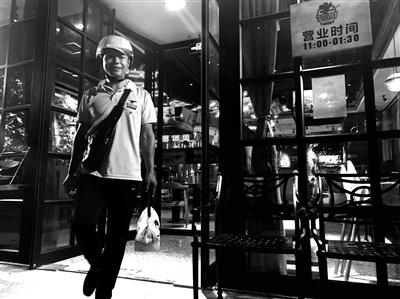 喜欢在夜间工作的外卖骑手：只要有订单就不怕熬夜
