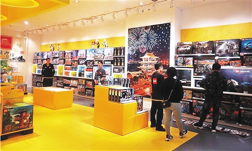  位于长沙国金中心的湖南首家乐高授权专卖店。 本报记者 谢 瑶摄