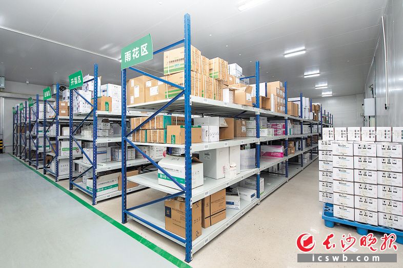 9月19日9时20分 地点:长沙霞凝新港的疫苗冷库 疫苗由生产厂家冷链配送,统一存放在位于长沙霞凝新港的疫苗冷库,疫苗在库期间及出入库均需经过严格的温度管控。市疾控中心通过视频远程监控,可实时监控冷库的日常工作情况。冷库有完备的冷链温度实时监控系统,一旦出现温度异常会及时报警。