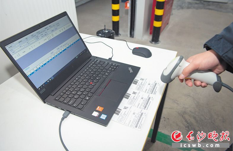 9月19日9时30分 地点:长沙霞凝新港的疫苗冷库 疫苗在复核区进行复核扫码。