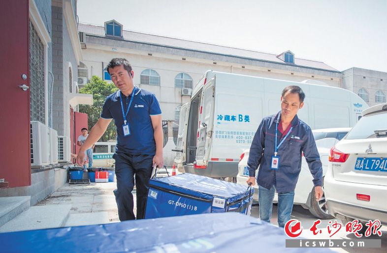 9月19日9时33分 地点:长沙霞凝新港的疫苗冷库 复核确认后,负责运输的工作人员将疫苗装入冷藏箱内,准备装车运输。