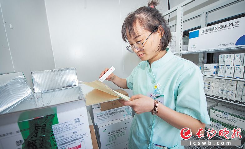9月19日11时50分 地点:长沙县星沙街道社区卫生服务中心 在确认疫苗运输过程符合冷链要求后,接种门诊工作人员将疫苗从冷藏车中取出并运送至门诊的冷库,并进一步核对。