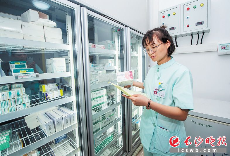 9月19日12时 地点:长沙县星沙街道社区卫生服务中心 接种门诊工作人员接收疫苗后,将免疫规划疫苗和非免疫规划疫苗分别存进冰箱。冰箱的储存温度控制在规定范围内。每天安排专人进行两次温度登记,并在下班前对疫苗进行盘存。