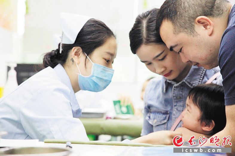 9月23日 地点:长沙县星沙街道社区卫生服务中心 接种医务人员按照 “一人一剂次一扫码”的要求,进行扫码接种。