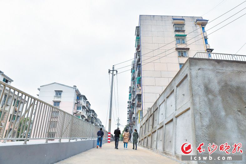 ↑改造后的护坡路面宽敞，成为公交金盆小区一条新的消防通道。