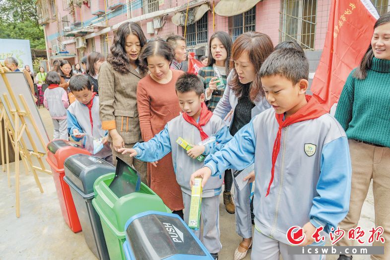 目前，全市各物业小区正全面推广垃圾分类，通过社区、物业公司与小区居民多方联动，共同将垃圾分类落到实处。 陈飞 摄