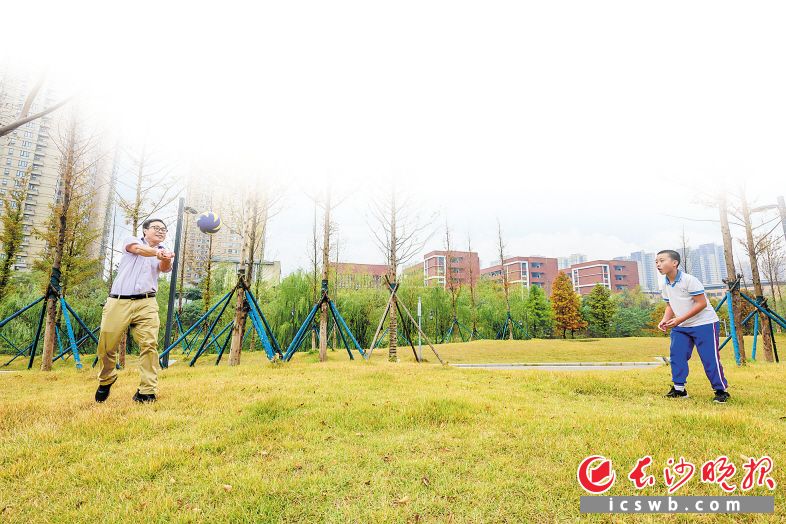 长沙通过多方联动的物业管理联席会议创新机制，齐抓共管，共同发力，让有着“天下第一难事”之称的物业管理工作不再难，小区面貌也焕然一新。 陈飞 摄