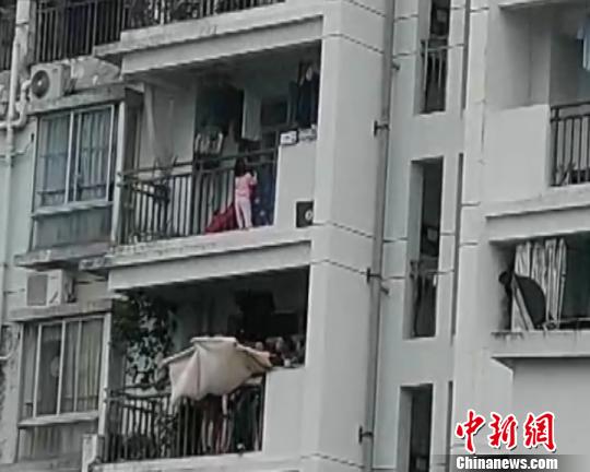 南宁一幼童“悬挂”10楼阳台邻居拉被子紧急施救