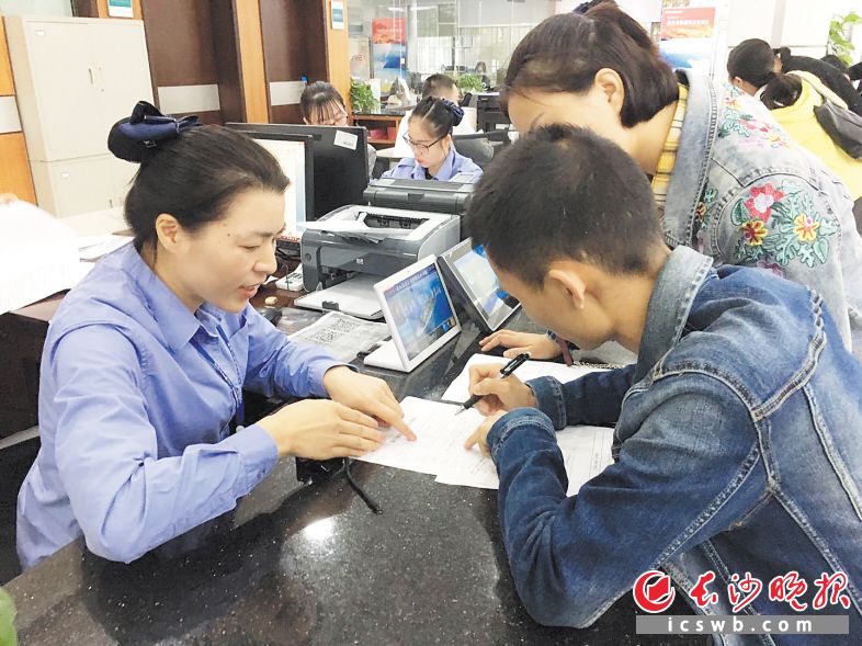 企业主在“综合窗”填写相干资料。365bet888_365bet娱乐场下载_365bet网址多少晚报全媒体记者 洪虹 摄
