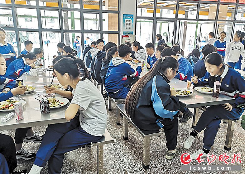 雨花区雅镜中学的学生们在食堂吃午饭。</p><p>长沙晚报全媒体记者 谢春年 摄