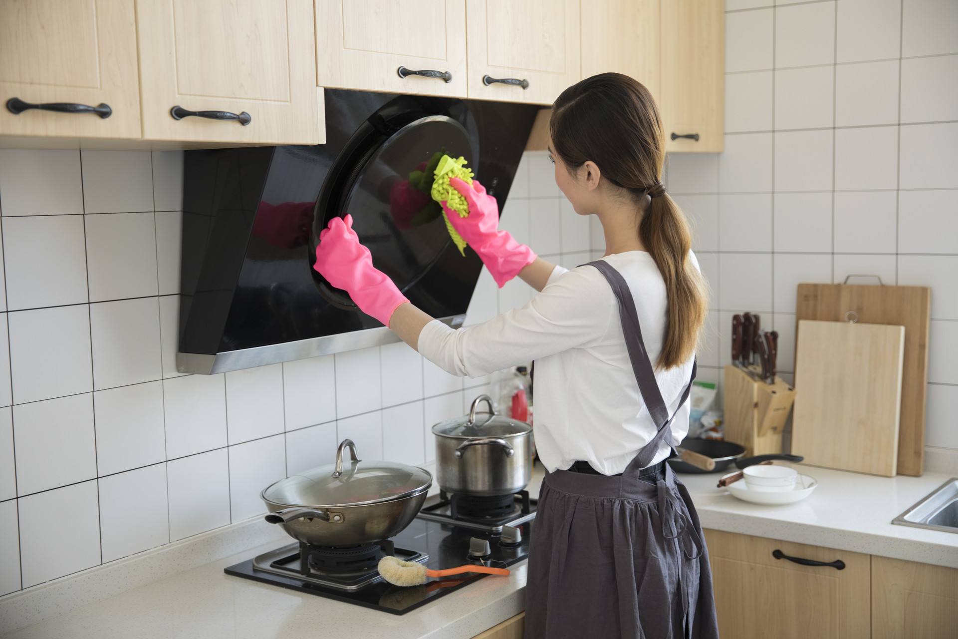 女人在厨房里做饭 · 免费素材图片