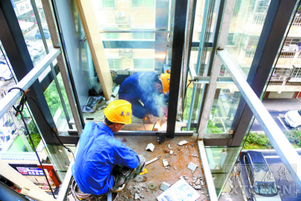 工人正在施工。 （记者 罗韬 摄）