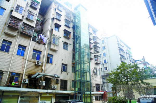 岳塘区金霞苑小区正在安装电梯。（记者 罗韬 摄）