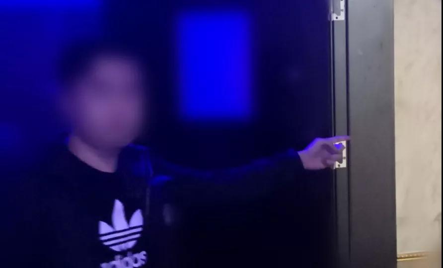 龚某指认现场。芙蓉警方供图